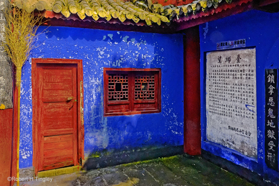 Fengdu Red Door